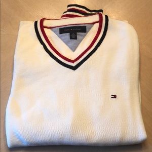 Tommy Hilfiger pullover sweater. Size Medium.